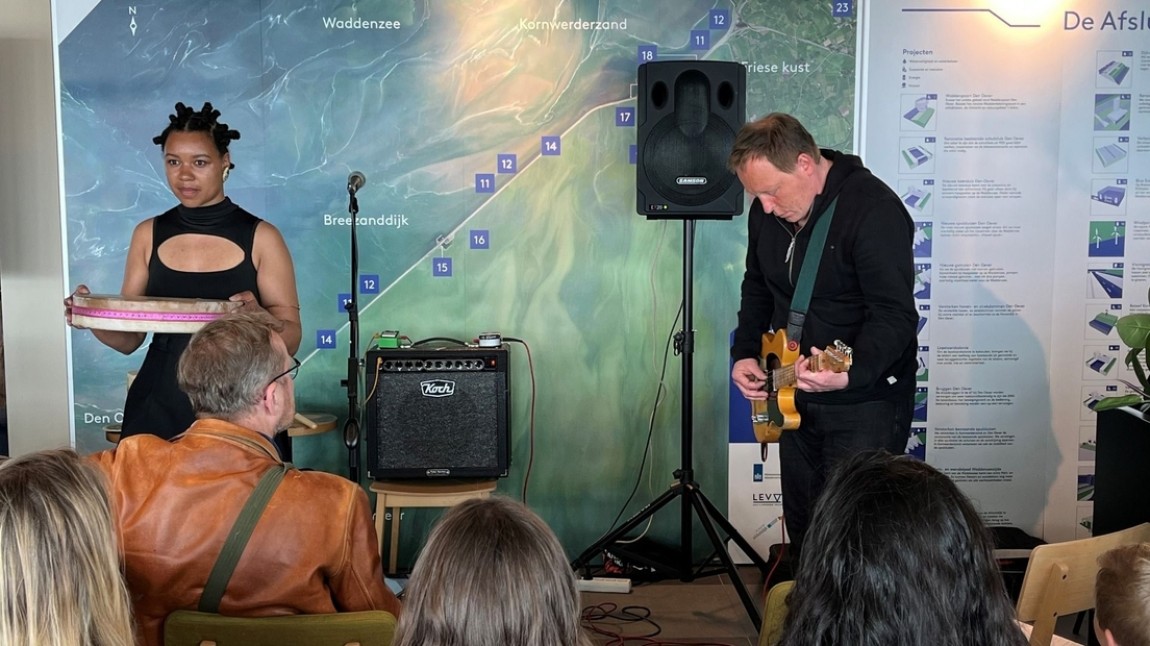 Michelle Samba en Arnold de Boer treden op bij de opening van Baken Afsluitdijk. Beeld: Omrop Fryslân, Ronnie Porte